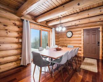 Welcome to Eagle’s Nest - Alanson - Comedor
