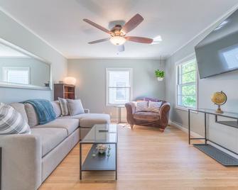 Luxury Minneapolis 3BR House with Hot Tub! - Minneapolis - Living room