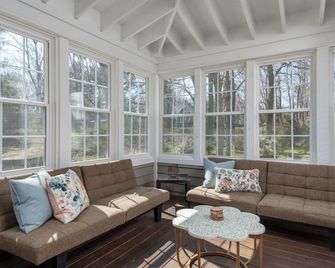 Mysa Retreat: Pool, Theatre, Fire Pit & More - 6+ Bedroom for 16 Guests! - Union Pier - Living room