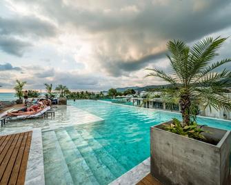 Hotel Clover Patong Phuket (Sha Plus+) - Patong - Piscina