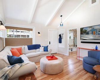 Inn Through the Orange Door - Laguna Village cottage - Laguna Beach - Living room