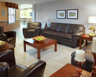 Econo Lodge Inn & Suites - Montmagny - Living room
