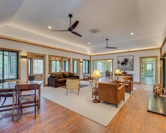 Riverfront Hideaway in Keene Walk to Town! - Keene - Sala de estar