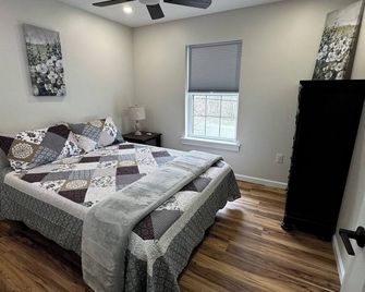 3 Br / 2.5 Bath Riverview - Brewer - Chambre