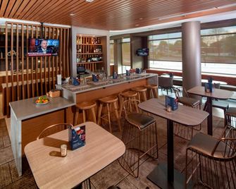 SpringHill Suites by Marriott Newark Downtown - ניוארק - בר