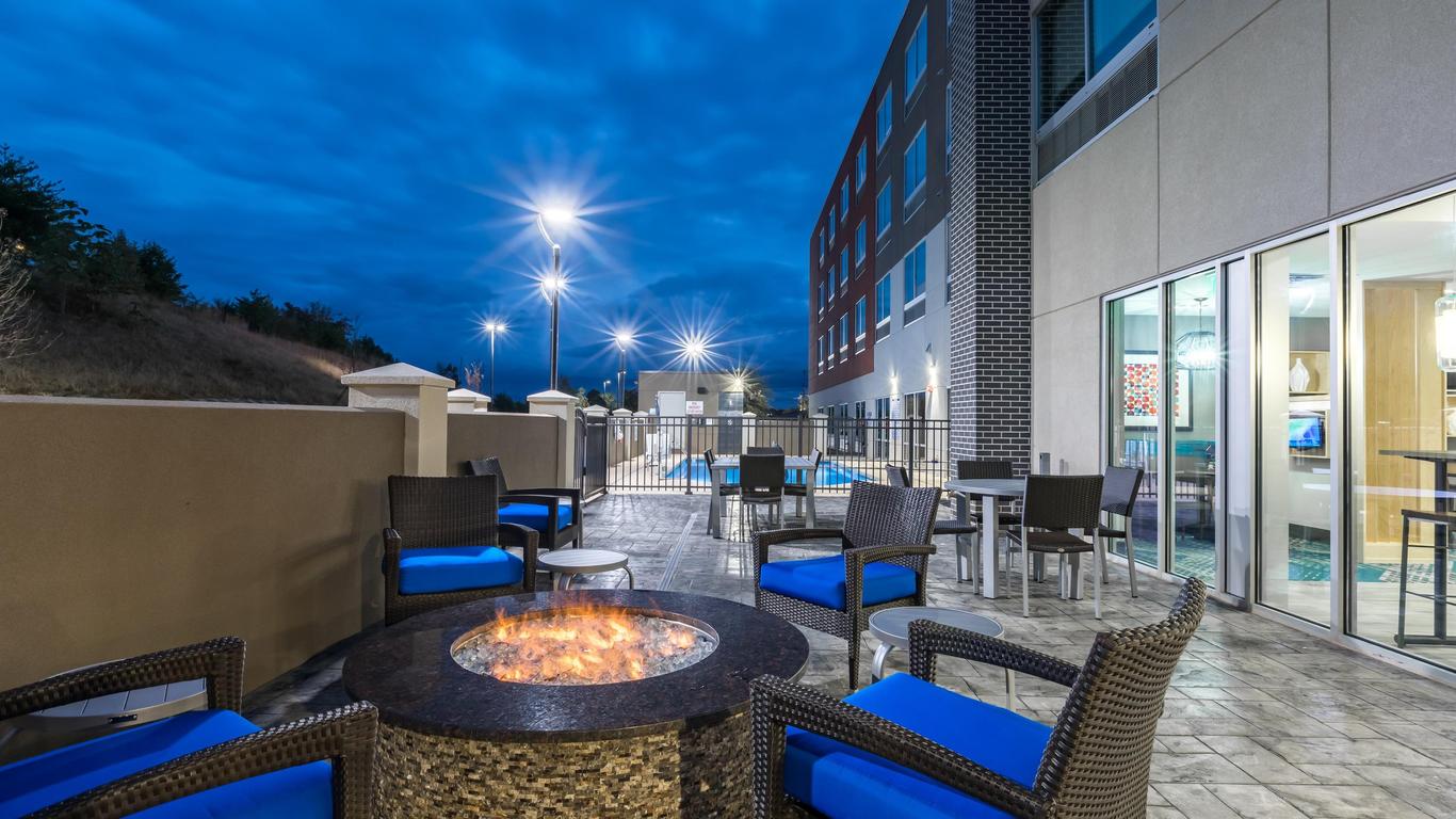 Holiday Inn Express & Suites Gainesville - Lake Lanier Area