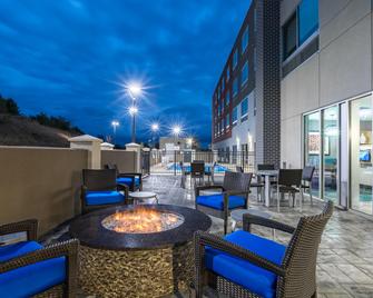 Holiday Inn Express & Suites Gainesville - Lake Lanier Area - Gainesville - Patio