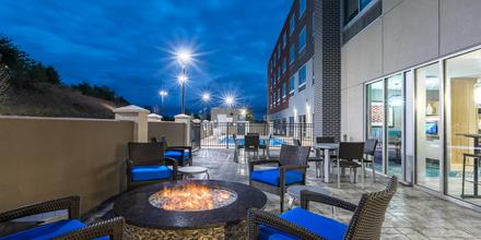 Image of hotel: Holiday Inn Express & Suites Gainesville - Lake Lanier Area