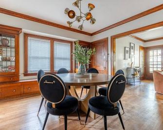 Stunning 3br - Near Cleveland Clinic Main Campus - Cleveland Heights - Restaurant