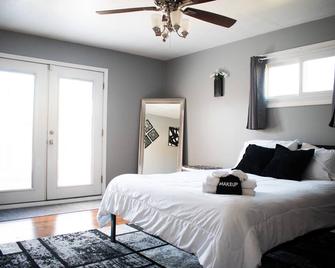 Great place for family and friends! - Cleveland - Bedroom