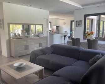 Grande villa avec piscine et spa - Bérat - Sala de estar