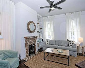 Adorable Historic Home in Starland District By Downtown Savannah - Savannah - Living room