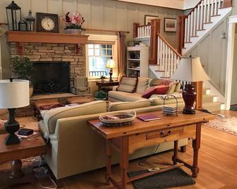 A beautiful home on 4 acres - 8 minutes to New Melones Lake! - Sonora - Living room
