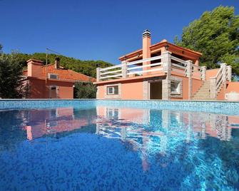 Family friendly apartments with a swimming pool Smokvica, Korcula - 9161 - Smokvica - Pool