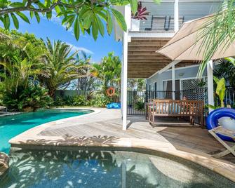 Tropical Beach Hide Away - inground pool, 2min walk to ocean foreshore & parks - Anna Bay - Piscina