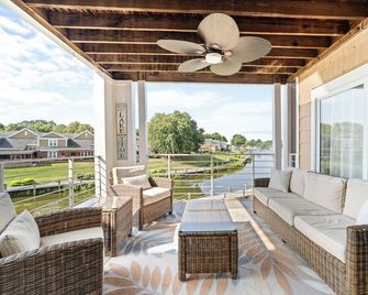 ! Harborside Getaway - Waterfront Lake Norman Vacation Condo - Cornelius - Balcony