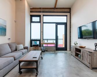 Spacious 2BR ,Family& Pet Friendly, Tesla charging Station on site, Near Disney - Santa Ana - Sala de estar