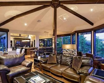 Four Peaks Estate by Cuvee | 3 Acres, Mountain Views, Hot Tub - Aspen - Living room