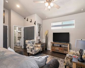 Best Downtown Getaway 4 blocks from main street food bars and shopping - Grand Junction - Living room