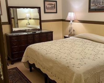 Adults Only, King One Bedroom, Converted 1894 Historic Hotel, Downtown Buffalo - Buffalo - Ložnice