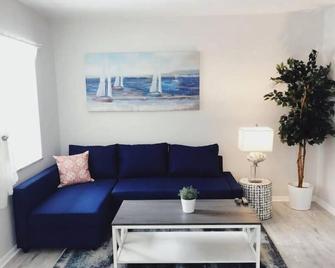 Beachside Gardens Apartments By Lowkl - Deerfield Beach - Living room