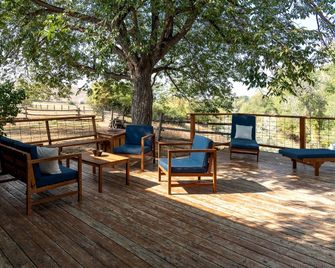 Remodeled Mountain Retreat with Hot Tub and Scenic Views Near Trails in Lander, Wyoming - Lander - Innenhof