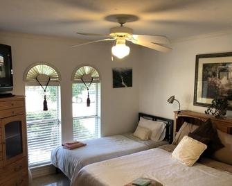 Wow! Big Pool & Hot Tub Backyard Oasis in Spacious Custom Home. Great Location! - Duncanville - Bedroom