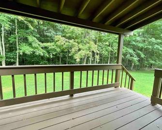 Maple Creek Cabin, minutes from Cook Forest, ANF - Marienville - Balcony