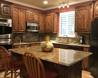 Peaceful & Beautiful Lake Front 3 Br/3 Ba Hideaway On Eagle Mountain Lake - Azle - Kitchen