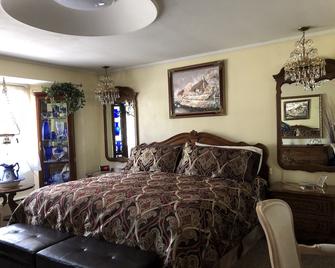 Deal's Bed & Breakfast Inn - Anchorage - Bedroom