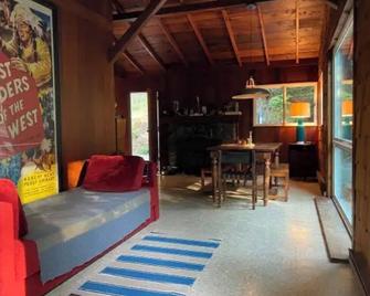 'Camp Caz' Russian River Cabin With Outdoor Tub And Fireplace - Cazadero - Sala de estar