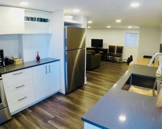 2 Bedroom Ground Level Suite near 'The Drive' - Vancouver - Cocina