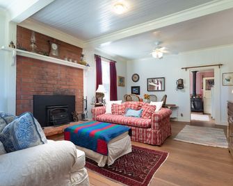 Cottage at Rancho La Siesta - Enjoy a stay on a private 40 acre working ranch - Julian - Sala de estar