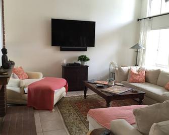 New, Modern, Family Friendly Palm Springs Oasis of Luxury! - Palm Springs - Salon