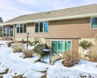 Beaver Dam Lake Retreat with Fire Pit and Dock! - Beaver Dam - Gebäude