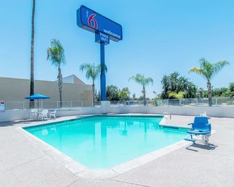 Motel 6 Bakersfield Ca - Bakersfield - Piscina