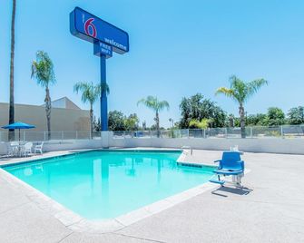 Motel 6 Bakersfield, Ca - Central - בייקרספילד - בריכה