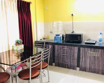 Modern amenities with bright, spacious and cozy rooms. - Kolkata - Kitchen