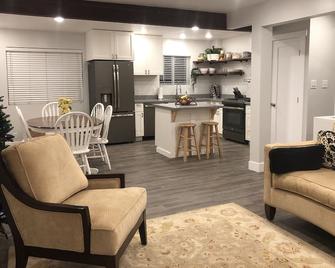 Ski Headquarters. Super clean. Sleep like a baby. - Cottonwood Heights - Living room