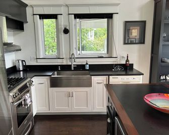 Nipissing Retreat Overlooking Callander Bay - Callander - Kitchen