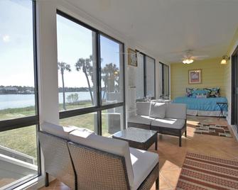 Mariners Cay 13 2 Bedroom Holiday Home By My Ocean Rentals - Folly Beach - Living room