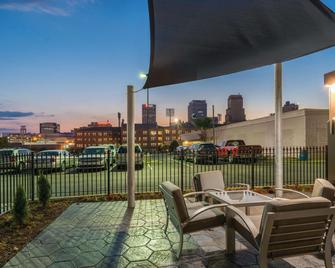 La Quinta Inn & Suites by Wyndham Memphis Downtown - Memphis - Balkon