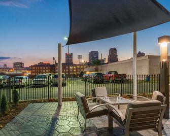 La Quinta Inn & Suites by Wyndham Memphis Downtown - Memphis - Balcony