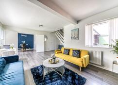 Contemporary 4 bedroom detached house with parking and city links - Croydon - Sala de estar