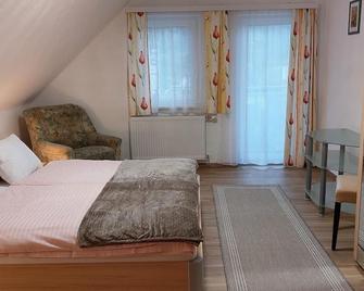 Ferienwohnung 1 - Ferienwohnungen Candolini - Gratschach - Schlafzimmer