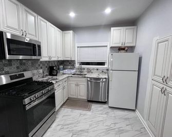 Wonderful Entire Home Near Lake In Zion - Zion - Kitchen