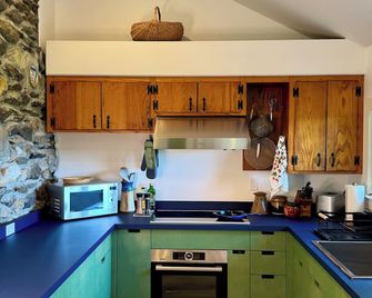 Summit Retreat:2br/2bath Rustic Beauty + Yoga Room - Shelburne Falls - Kitchen