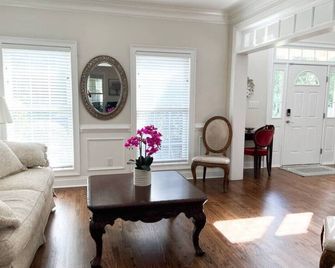 Large 5B/3.5b home with 6 gel foam beds Genetix 14 - Evans - Living room