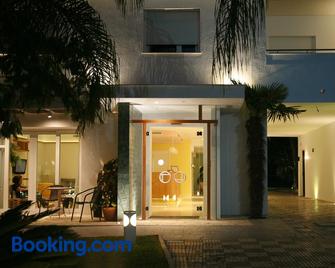 Hostal Las Cumbres - Conil de la Frontera - Building