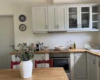 Countryside farm family house, private, calm with mountain views - Sangri - Keuken